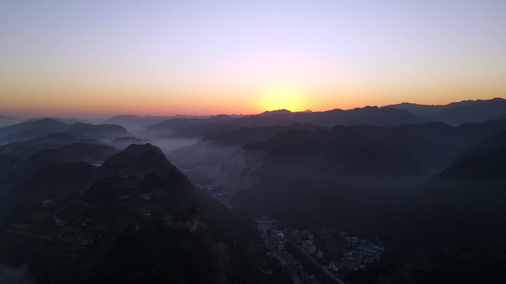 航拍大山云雾缭绕日出视频的预览图