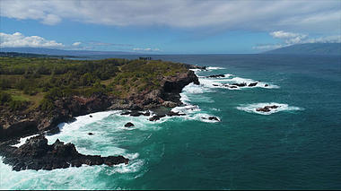 夏威夷的海浪拍打岩石视频的预览图