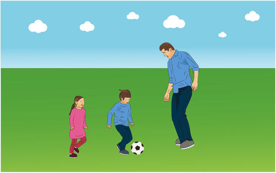 父亲和儿女们一起在草地上踢足球图片素材免费下载