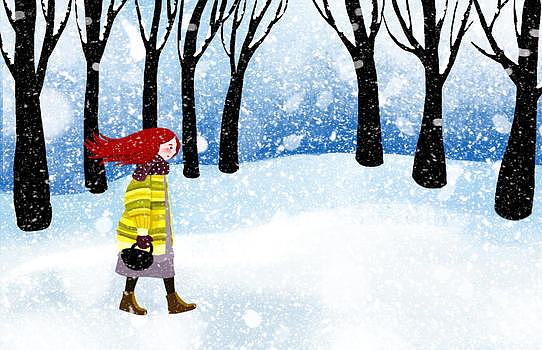 雪中漫步的少女图片素材免费下载