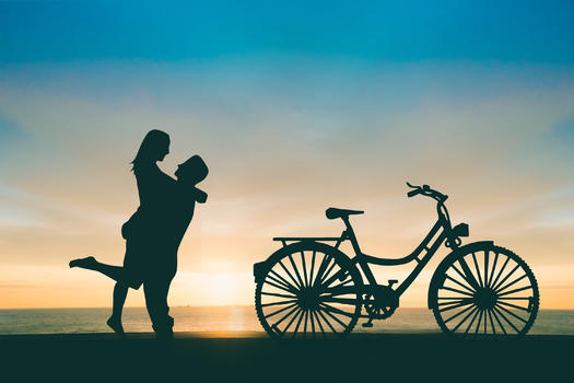 自行车旁的情侣图片素材免费下载