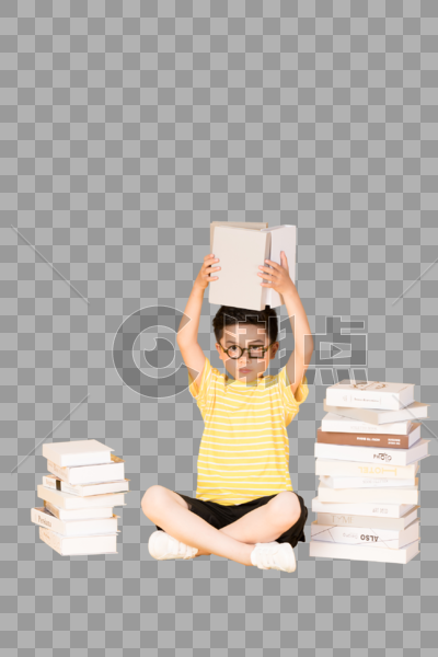 坐在书本旁的快乐小男孩图片素材免费下载