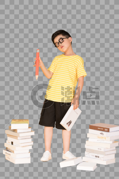 拿着书本坐在书旁的快乐男孩图片图片素材免费下载