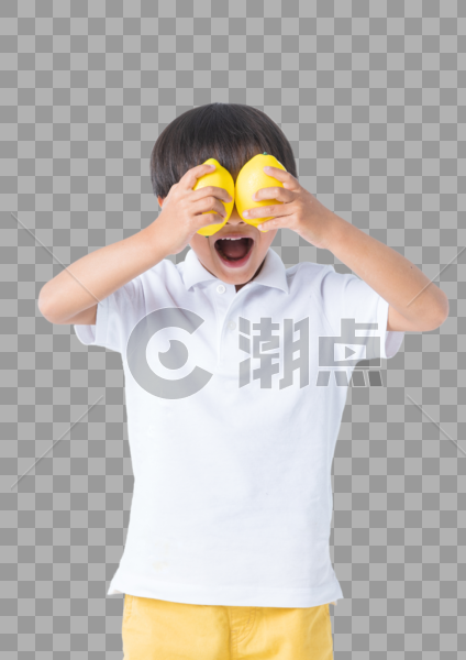 用柠檬遮住眼睛的男生图片素材免费下载