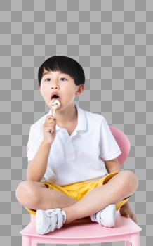 坐在椅子上吃糖的小孩图片素材免费下载