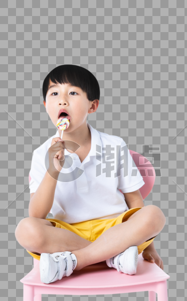 坐在椅子上吃糖的小孩图片素材免费下载