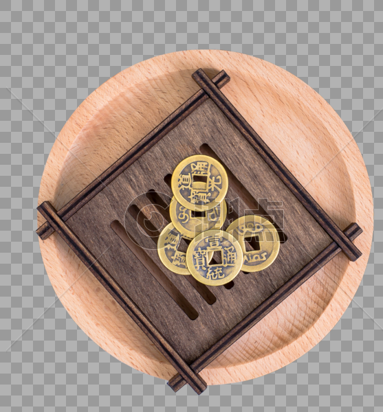 圆木盘上放搁着铜钱的木茶托图片素材免费下载