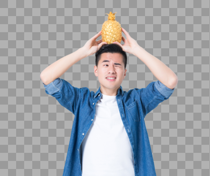 年轻男性头顶菠萝搞怪图片图片素材免费下载