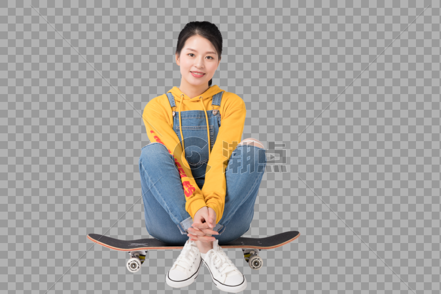 坐在滑板上的青春美少女图片图片素材免费下载