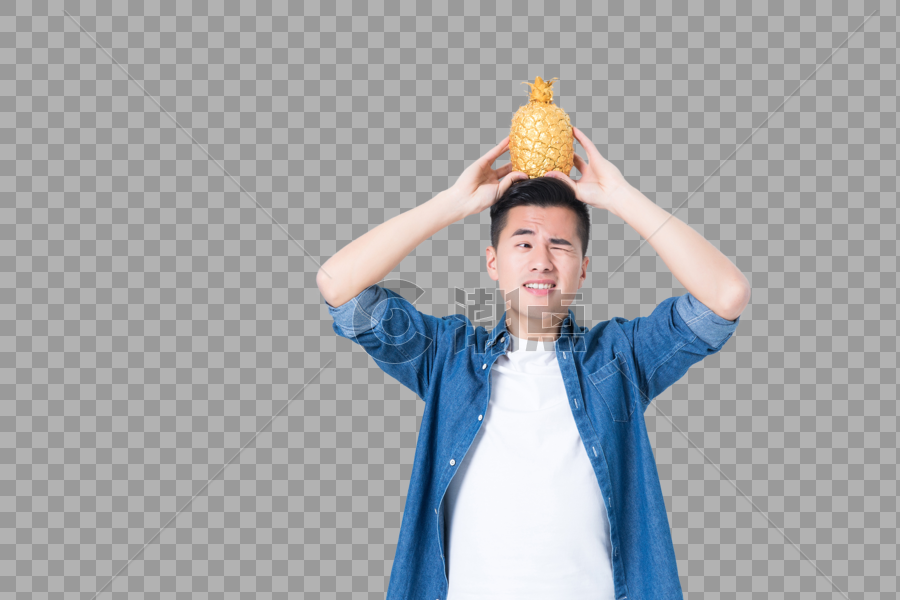 年轻男性头顶菠萝搞怪图片素材免费下载