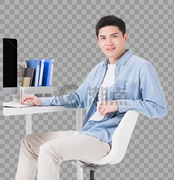 年轻男性坐在办公桌前工作图片素材免费下载
