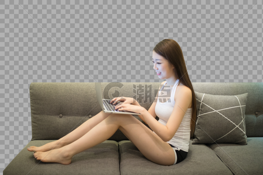 在沙发上玩电脑网购购物的女性图片素材免费下载