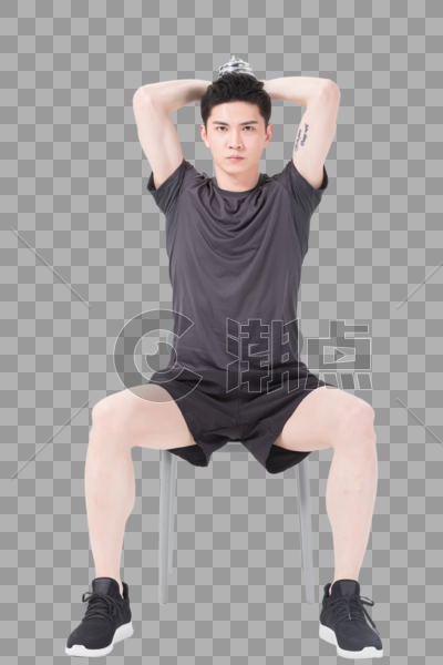 青年男性坐椅子上举哑铃健身图片素材免费下载