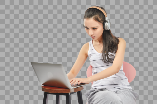 青年女性使用电脑听音乐图片素材免费下载