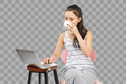 青年女性喝着咖啡使用电脑办公图片素材免费下载