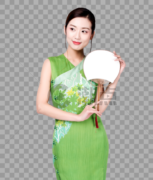 身着绿色旗袍的优雅美女手持蒲扇图片素材免费下载