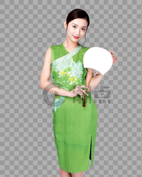 身着绿色旗袍的优雅美女手持蒲扇图片素材免费下载