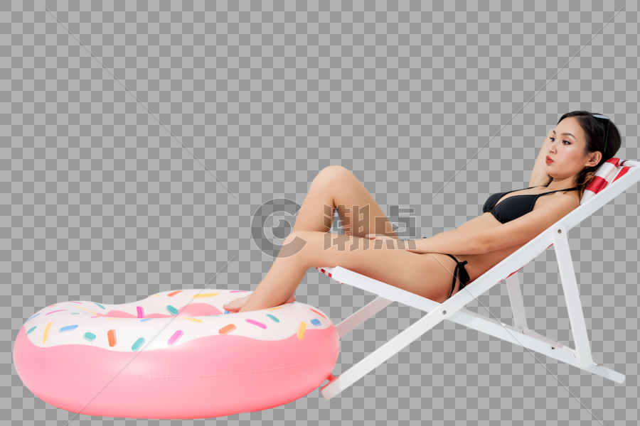 泳装美女坐在沙滩椅上与泳圈图片素材免费下载