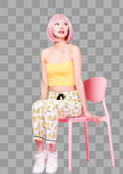 坐在粉色椅子上的俏皮时尚女模特图片素材免费下载