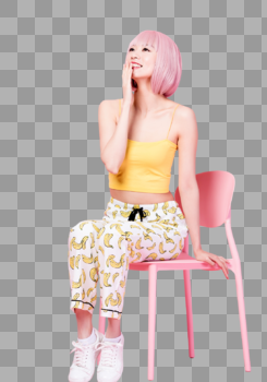 坐在粉色椅子上的俏皮时尚女模特图片素材免费下载