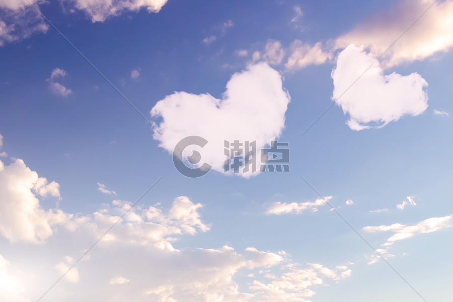 天空中的爱心白云图片素材免费下载