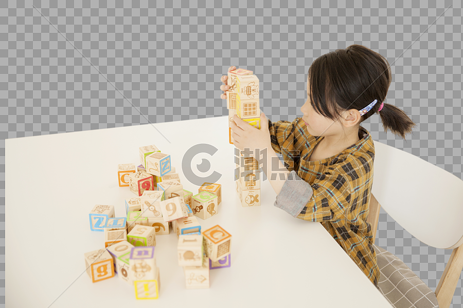 女孩在玩积木图片素材免费下载