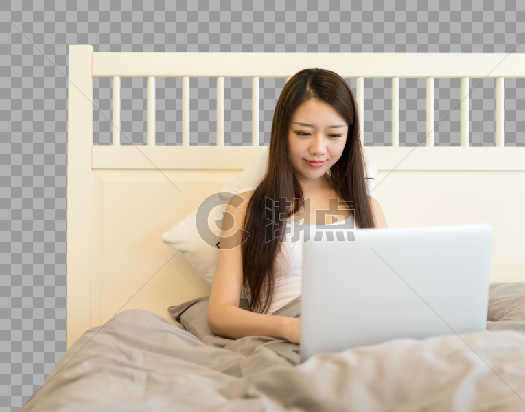 躺在床上玩电脑的年轻女性图片素材免费下载