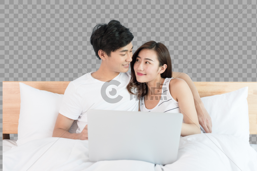 躺在床上看电脑的年轻情侣图片素材免费下载