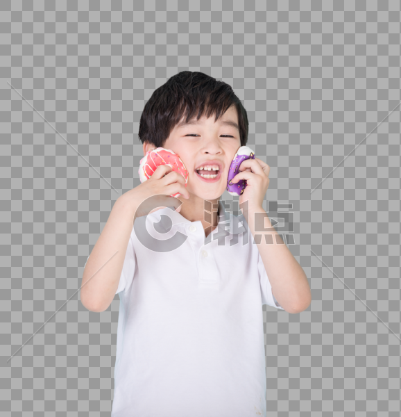 儿童小男孩手持甜甜圈玩耍图片素材免费下载