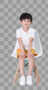 坐在凳子上的小男孩儿童图片素材免费下载