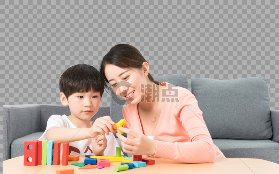 母亲陪伴儿子玩积木图片素材免费下载