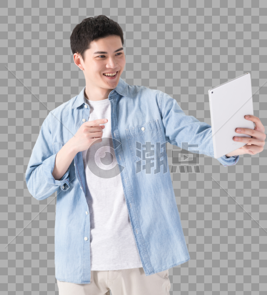 拿着平板电脑开心微笑的年轻男性图片素材免费下载