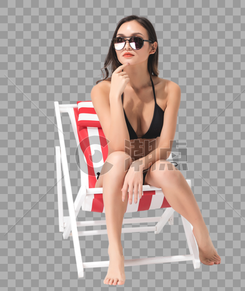 黑色比基尼泳装美女坐在沙滩躺椅上图片素材免费下载