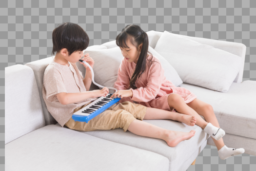 孩子玩玩具琴图片素材免费下载