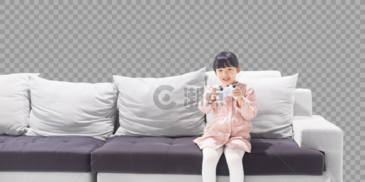 坐在沙发上玩游戏的小女孩图片素材免费下载