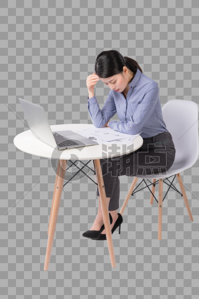坐在办公桌前头痛的职场女性图片素材免费下载