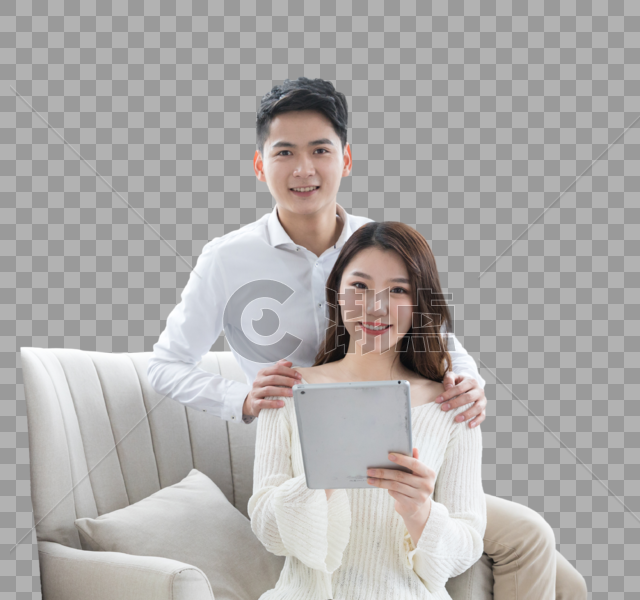 情侣坐在沙发上一起看平板电脑图片素材免费下载