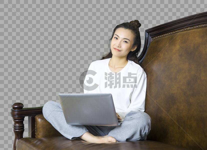年轻女性在沙发上看电脑图片素材免费下载