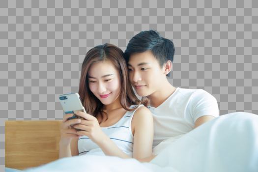 年轻情侣在床上看手机图片素材免费下载