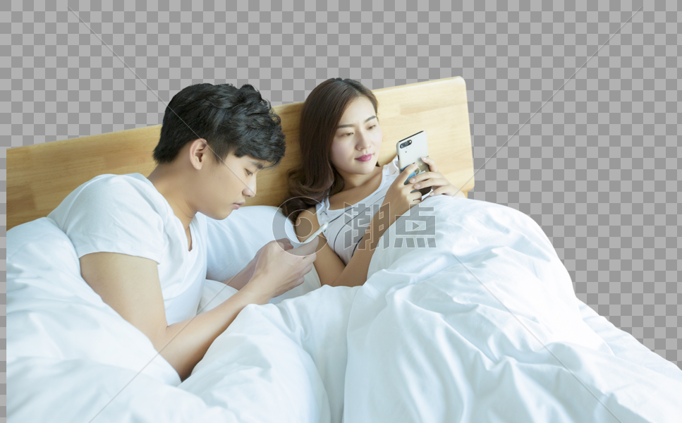 年轻情侣在床上玩手机图片素材免费下载