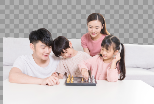 父母陪孩子下棋图片素材免费下载
