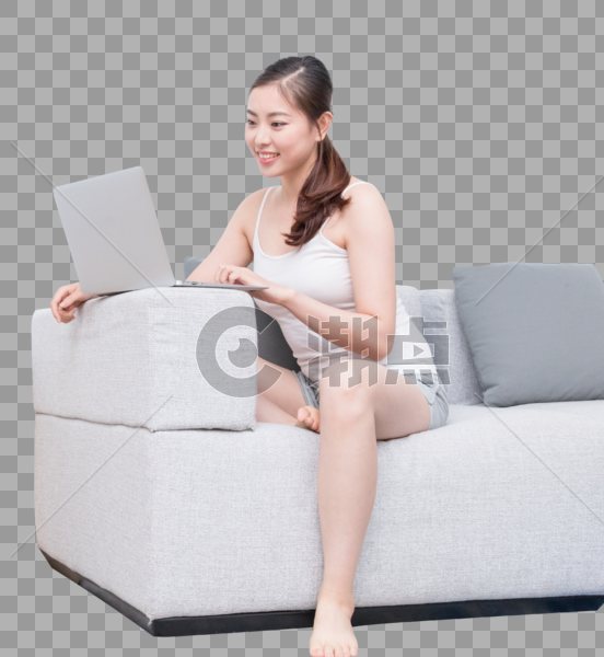 坐在客厅休闲放松玩电脑购物的女生图片素材免费下载