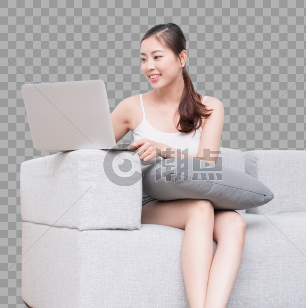 坐在沙发上使用笔记本电脑的年轻女性图片素材免费下载