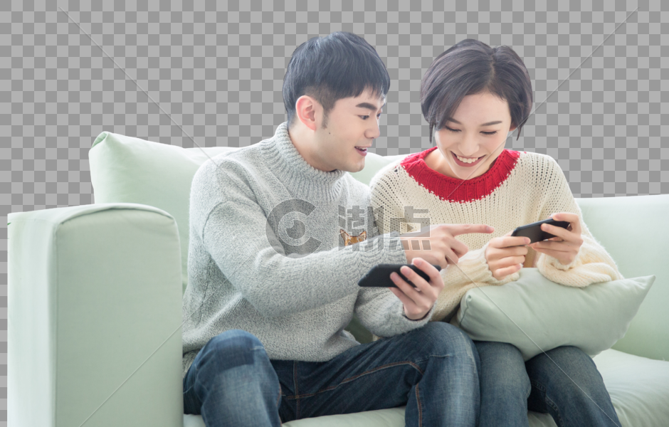 居家年轻情侣在沙发上玩手机游戏图片素材免费下载