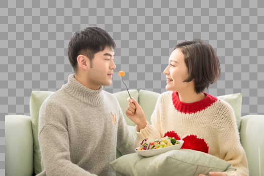 居家情侣在沙发上吃蔬菜沙拉图片素材免费下载