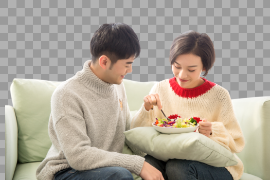 居家情侣在沙发上吃蔬菜沙拉图片素材免费下载
