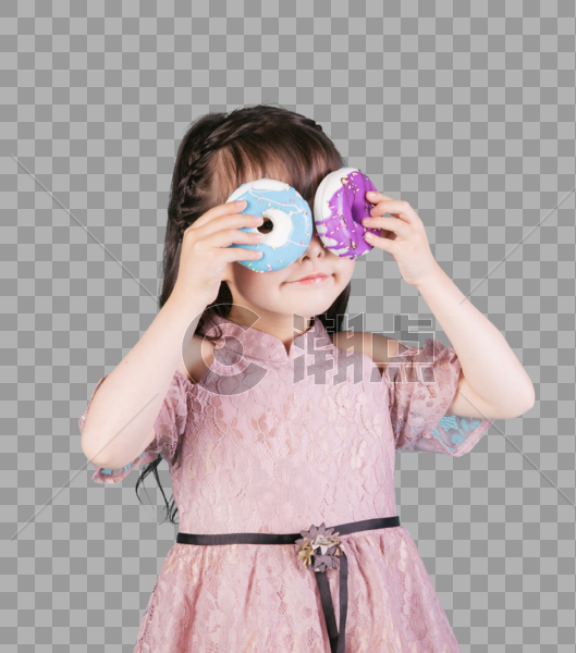 可爱小女孩儿童节手持甜甜圈图片素材免费下载