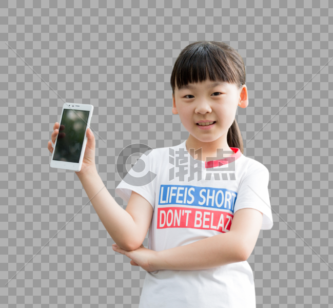 站在校园里玩手机的小学生女生图片素材免费下载