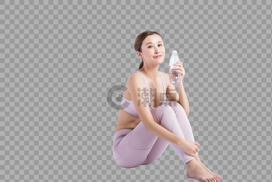 坐着喝水的年轻女性图片素材免费下载