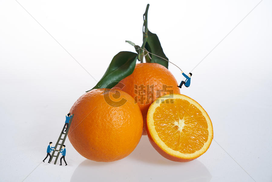 攀登上橙子的男人图片素材免费下载